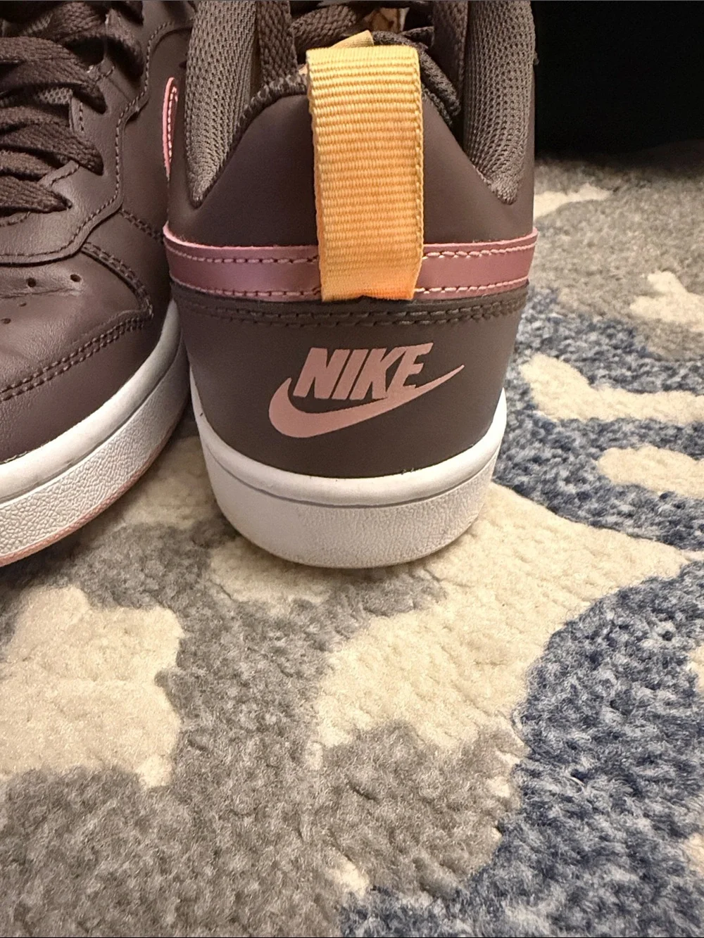 Nike Brown Low-Top Sneakers with Pink Accents, big kids 6.5